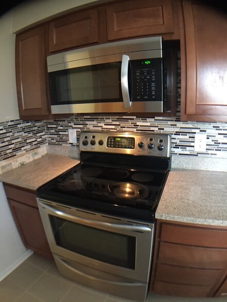 New premium cabinets. Stainless appliances. Granite counters with tile backsplash. Remodelled 2017. - 66 Wiltshire Boulevard