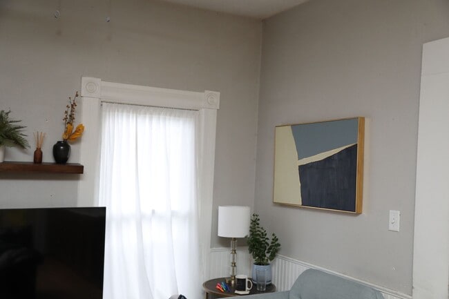 Building Photo - 3 Bedroom with Laundry and Off Street Park...