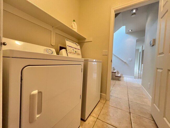 Building Photo - Beautiful and well-maintained two-story home in summerlin