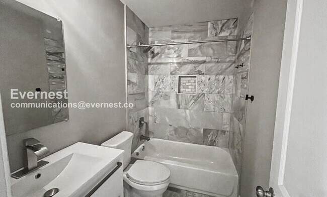 Building Photo - 3 Bed/2 Bath Home with In-Unit Laundry / Vouchers Accepted / Available Now!