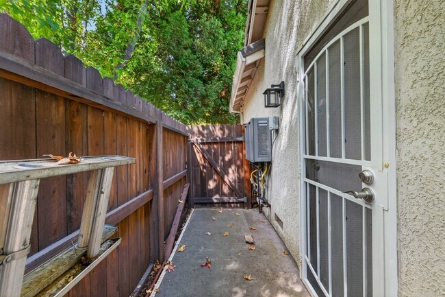 Building Photo - 1647 Gateway Dr