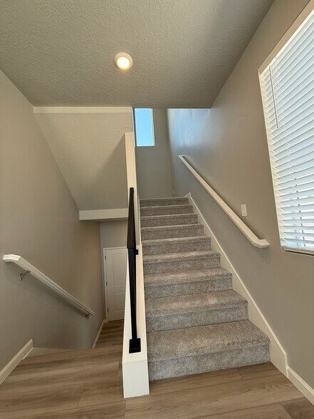 Building Photo - 358 N Corridor Ln
