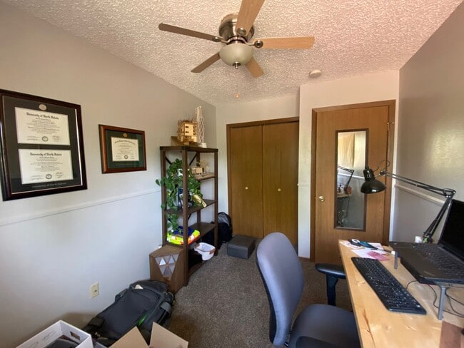 Building Photo - 3 bedroom 1.5 bath Twin Home