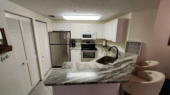 Building Photo - 5090 Fairways Cir