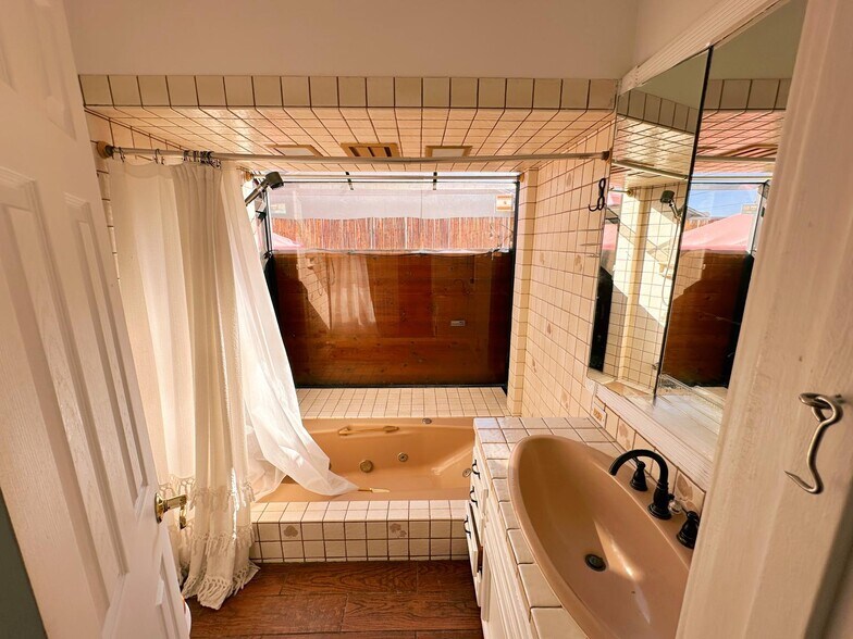 Bathroom with jetted bathtub - 6500 Whitaker Ave