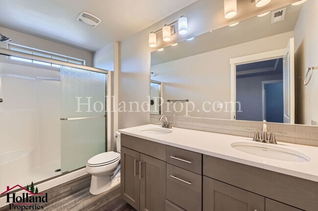 Building Photo - ** NEW PRICE ** Gorgeous 3-Bed Hillsboro H...