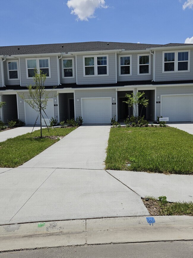 Building Photo - 717 Holly Lakes Dr