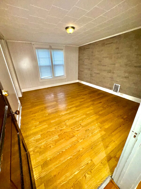 Building Photo - 922 W Broadway St