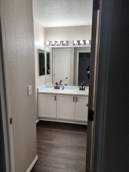 Building Photo - 215 Blue Bonnet Dr