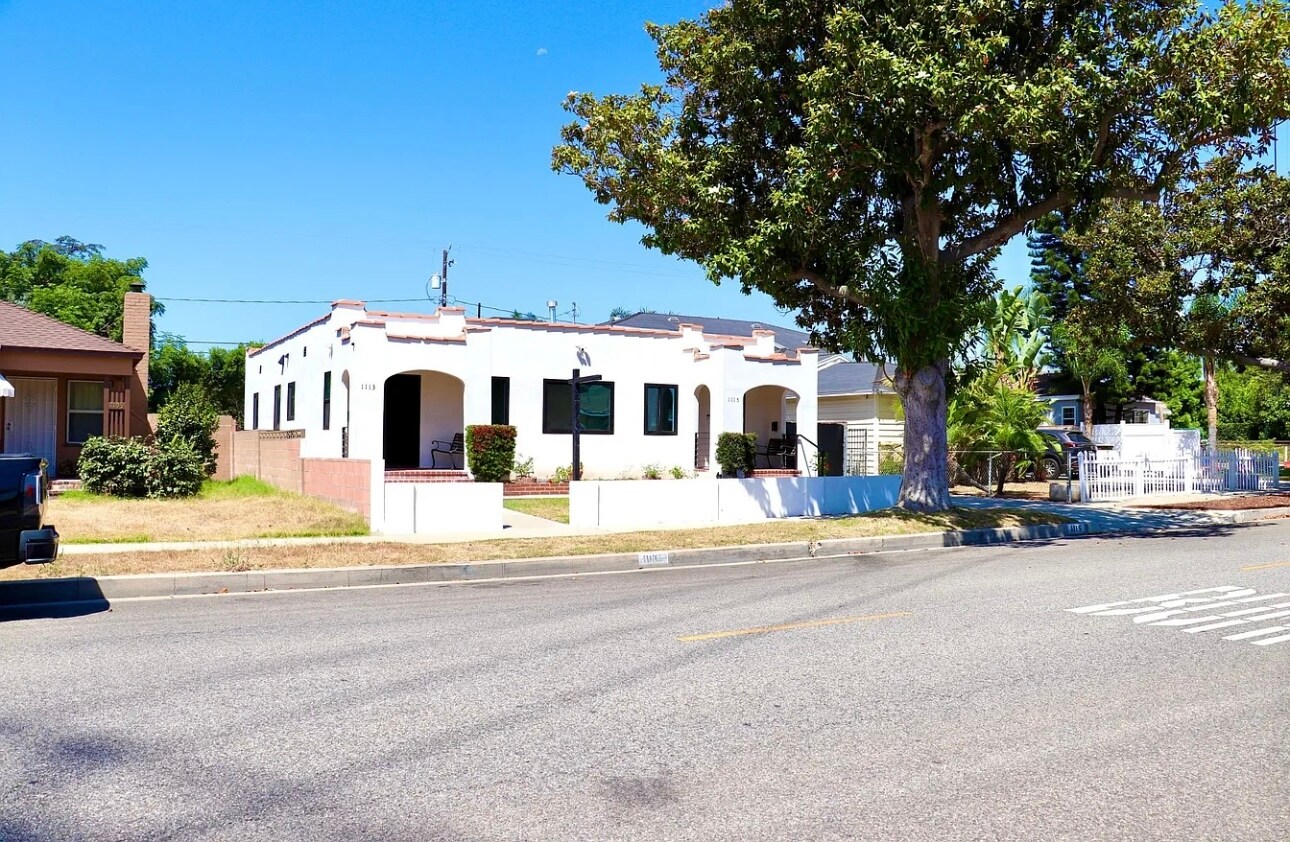 Building Photo - 1113 N Pass Ave