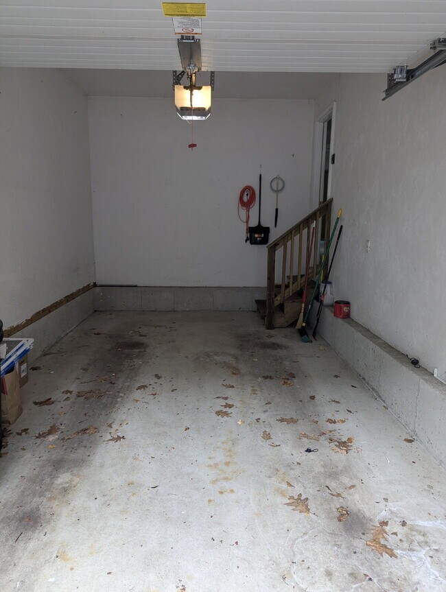 Building Photo - Immaculate End Unit in Desirable Weatherst...
