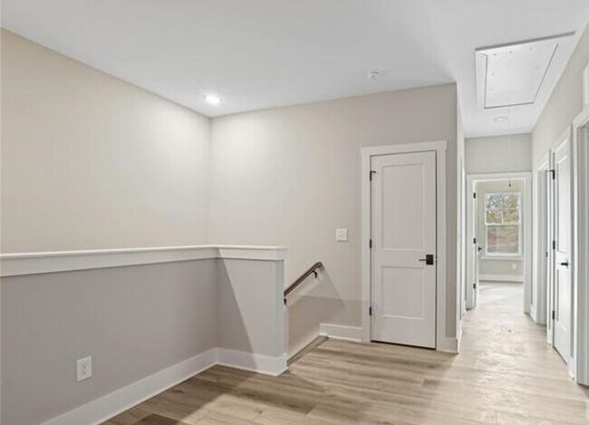 Building Photo - End-Unit Townhome w/3BR + 2-Car Garage + Balcony