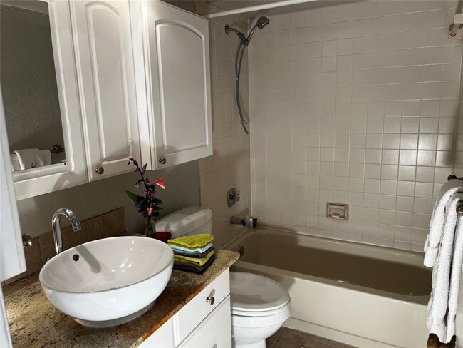 Building Photo - 111 Lake Emerald Dr