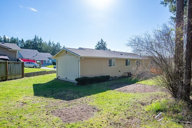 Building Photo - 3 Bed 2 Bath House with all new flooring!