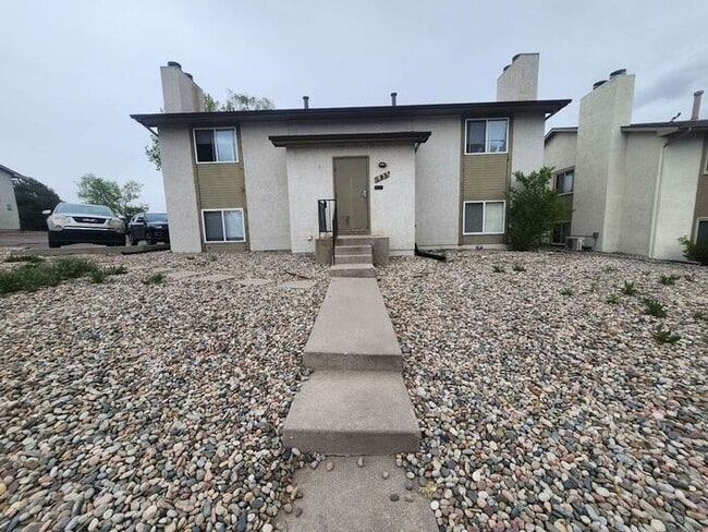 Building Photo - 2-Bedroom Apartment -Great Location! Limit...