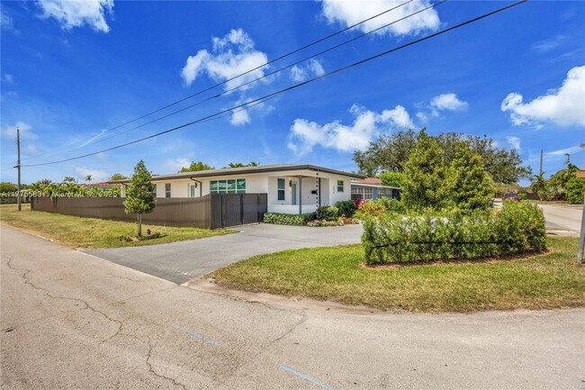 Building Photo - 2650 SW 65th Ave