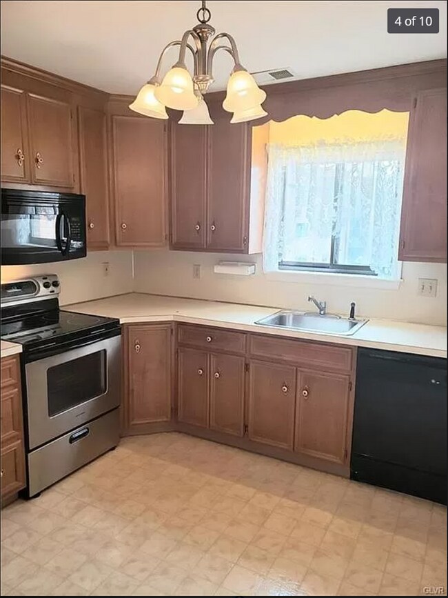 Kitchen - 938 Cold Spring Rd
