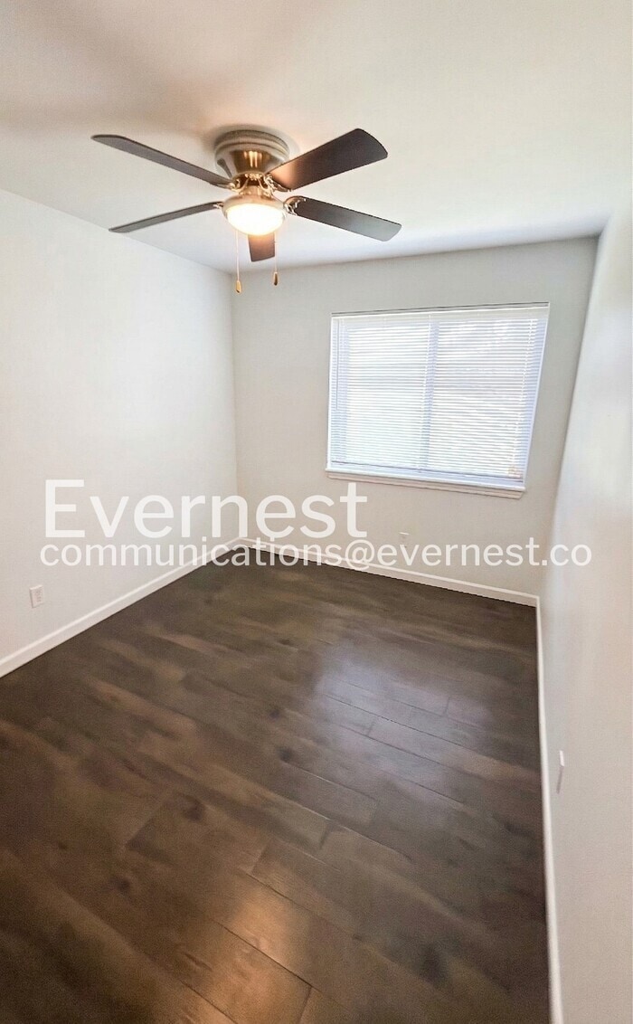 Building Photo - 422 Country Downs Dr