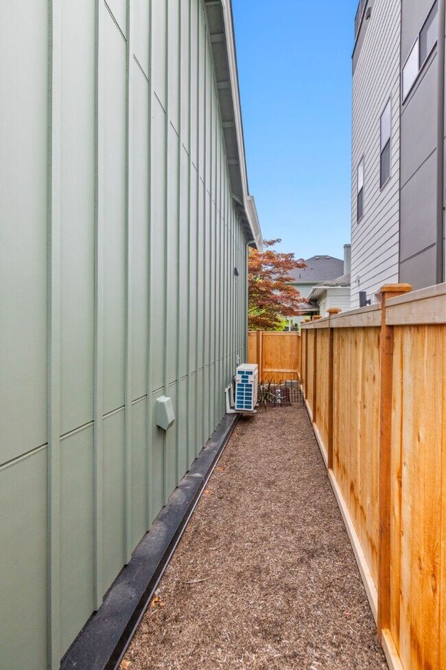 Building Photo - 2bd/1.75ba Seattle Home