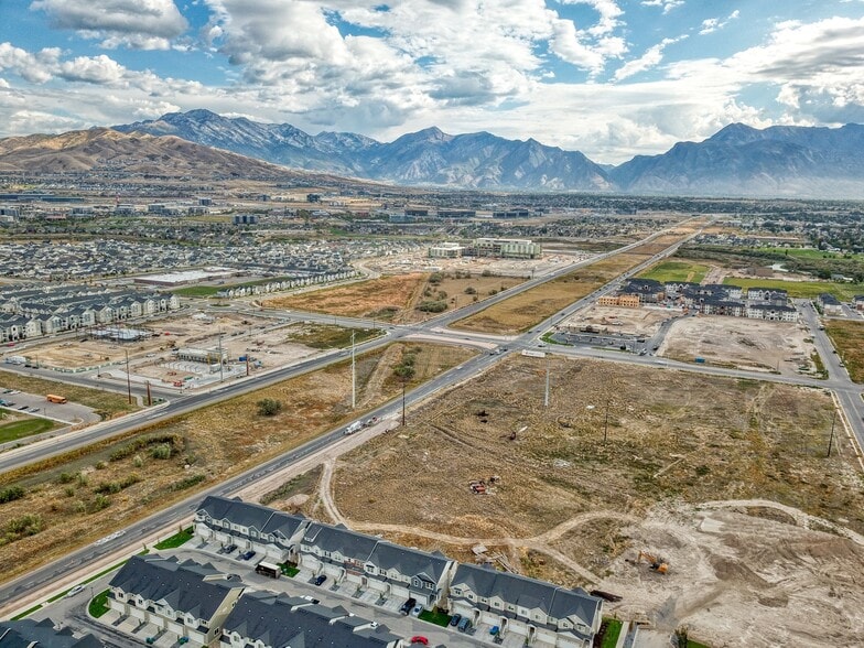 Easy access to I-15, SLC, and Trax - 2020 N 3830 W
