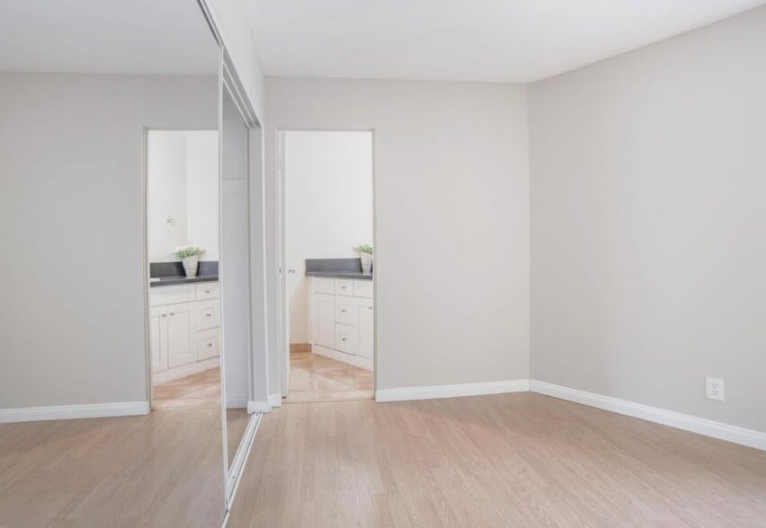 Building Photo - 8577 Rugby Dr
