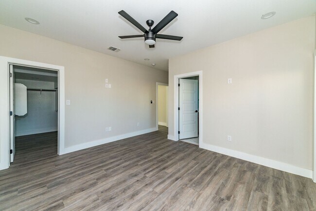 Building Photo - 1618 W Lawndale Dr