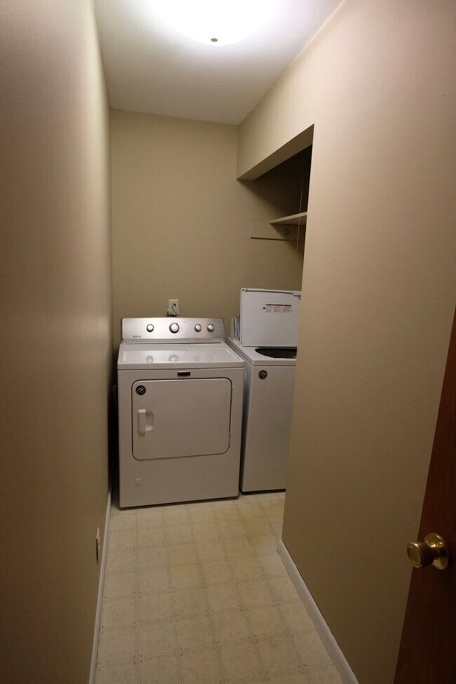 Building Photo - Well Maintained 2 bedroom home in a quiet ...