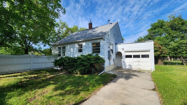 Building Photo - Beautiful University Area Home