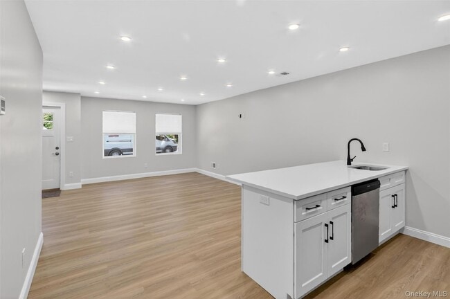 Building Photo - 64 Manor Pl