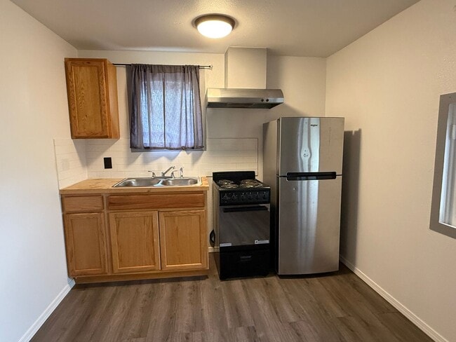 Building Photo - Charming 1 Bed Apartment | Hardwood Floors + Near Downtown!