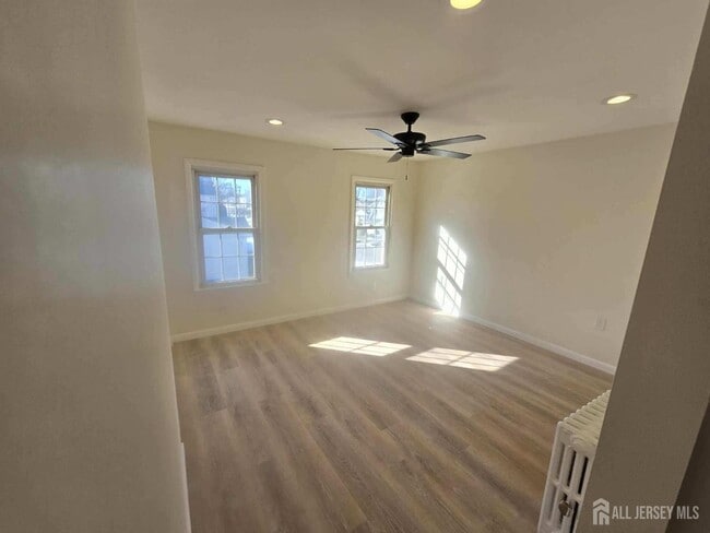 Building Photo - 633 Linden Ave