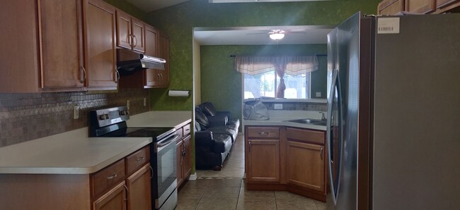 Building Photo - 4 bedroom 2 bath