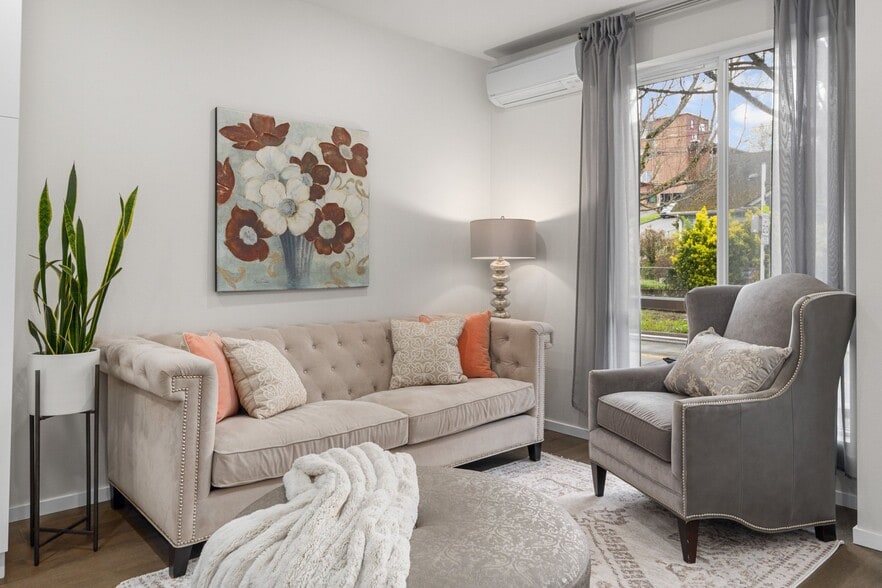 Building Photo - 1816 15th Ave S