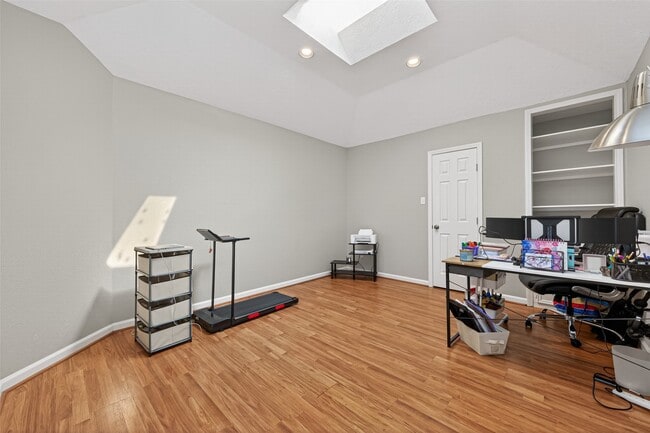 Building Photo - 1910 Claiborne Dr