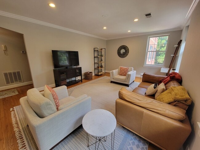 Building Photo - Fabulous, Furnished, Spacious 2BR with balcony in Alexandria