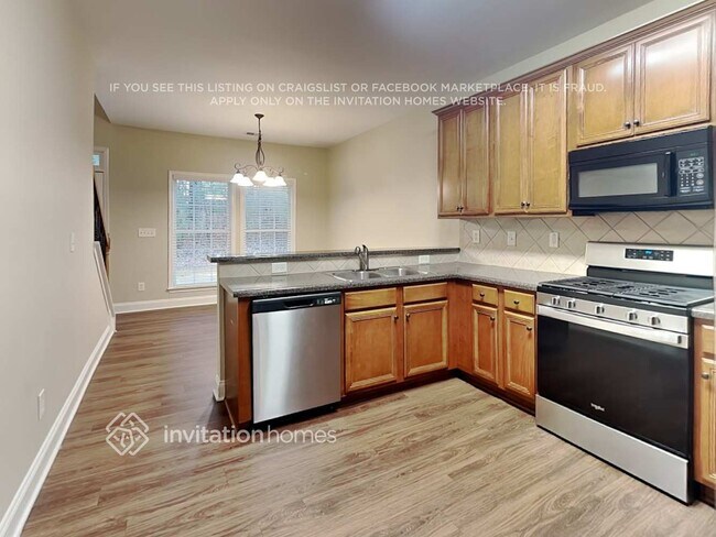 Building Photo - 490 Roland Manor Dr