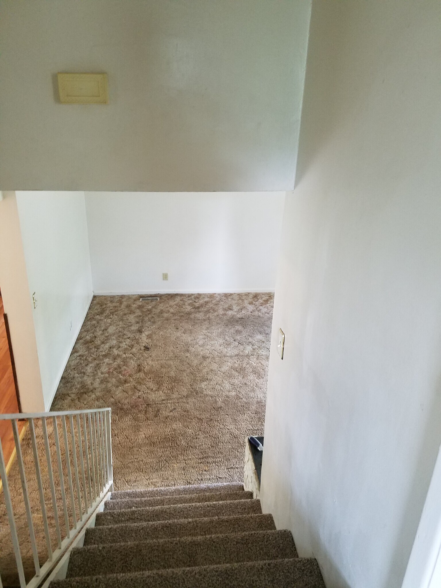 Living room - 1975 Thomas Drive