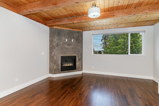 Building Photo - 3008 NE 55th St
