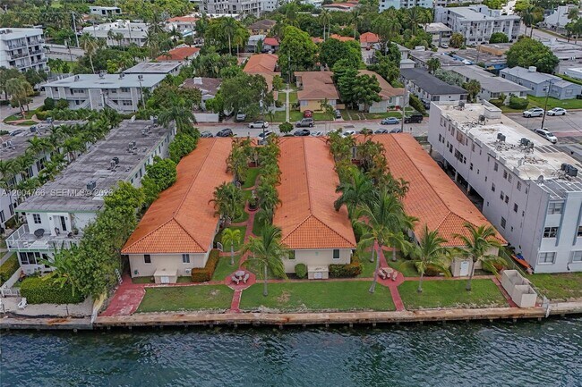 Building Photo - 2160 Bay Dr