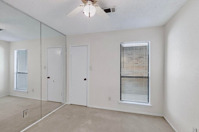Building Photo - Spacious Townhome with Lake Views on a Pri...