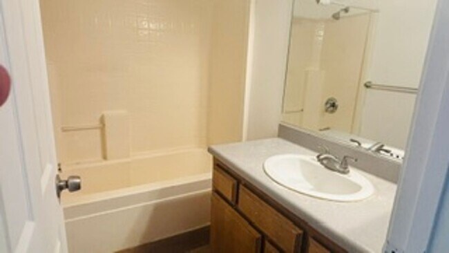 Building Photo - 633 Las Colinas St