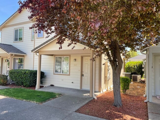 Building Photo - Beautiful 2 Bedroom 1.5 Bath Townhome Loca...