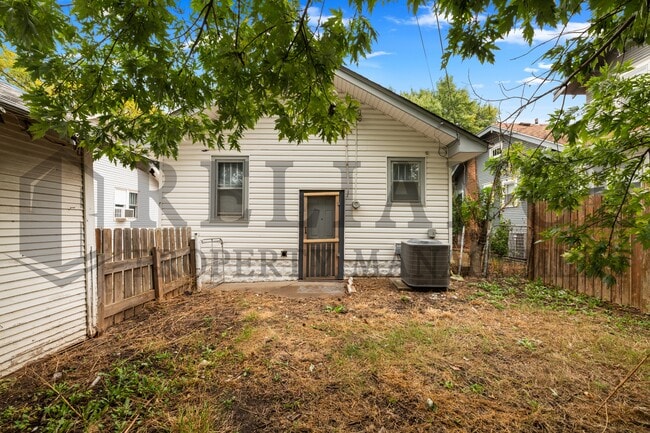 Building Photo - 621 S Green St