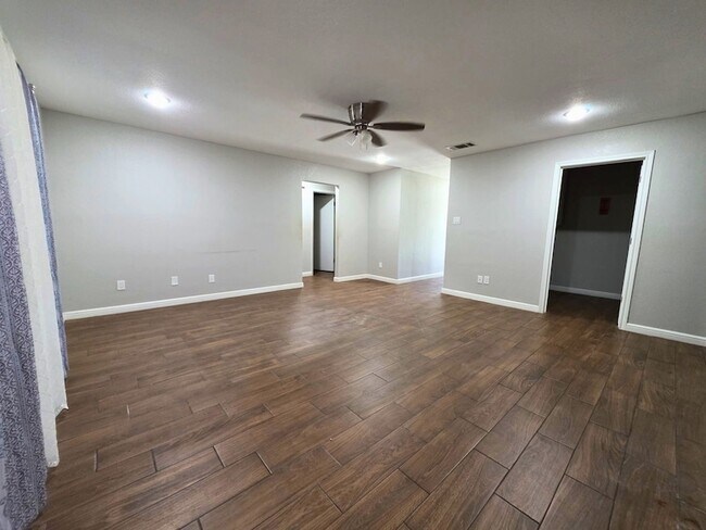 Building Photo - 209 Eller Ave