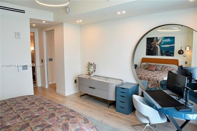 Building Photo - 15701 Collins Ave