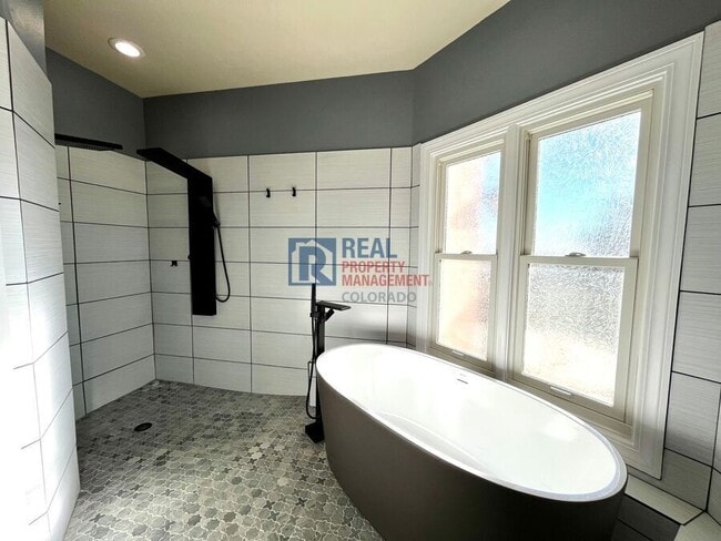 Building Photo - 2645 Rossmere St