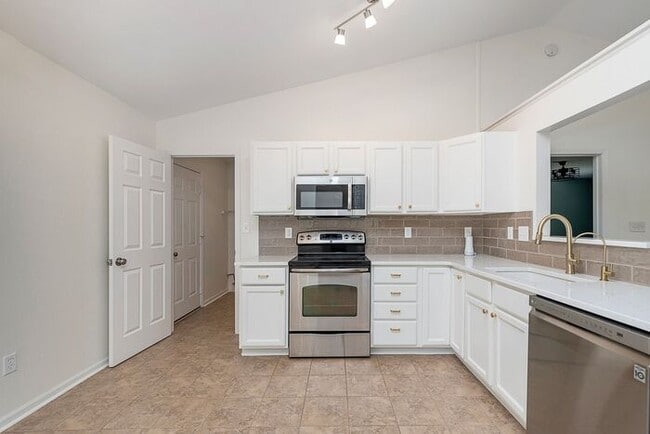 Building Photo - Updated 3 Bedroom Ranch on a Cul-De-Sac in...