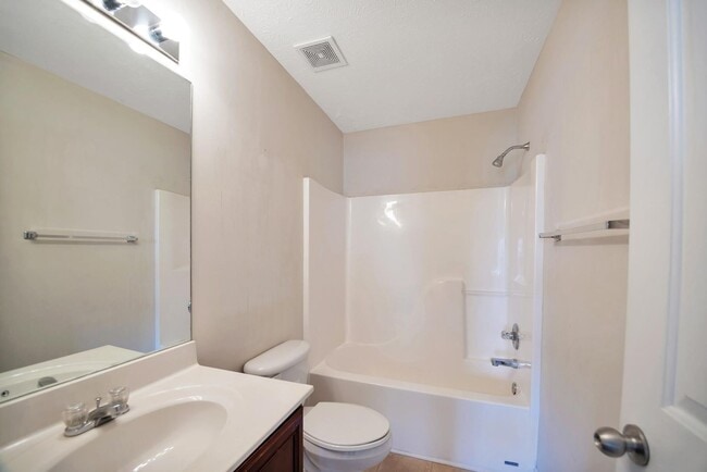 Building Photo - Townhome for rent five minutes from I-24