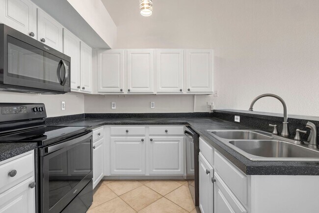 Building Photo - Resort-Style Living in the Heart of Fort Myers