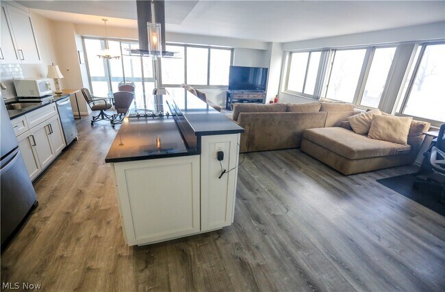 Building Photo - 12520 Edgewater Dr